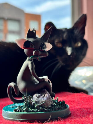 Maow embotellaow. Figura impresa en resina 3D. Diseñada por Gach. Maow embotellaow. Figura impresa en resina 3D. Diseñada por Gach.